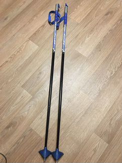 Лыжные палки и лыжи