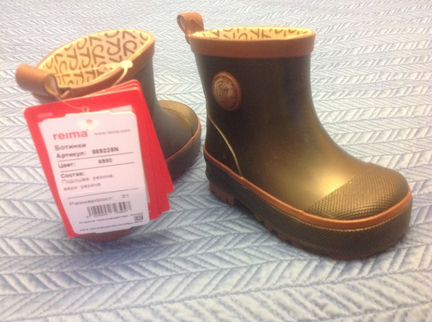Продам новые резиновые сапоги Reima