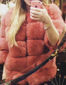 Шубка песцовая дорогого красно- бордового оттенка