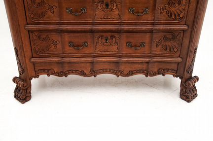 Комод антикварный с лапами