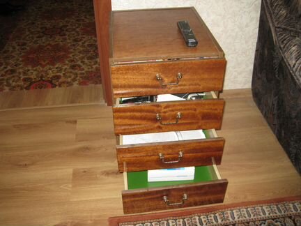 Стол письменный полированный с выкатной тумбой