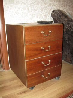 Стол письменный полированный с выкатной тумбой