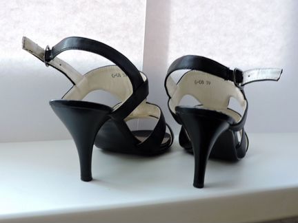 Босоножки чёрные из кожзаменителя (новые)