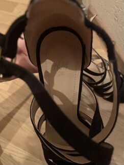 Базовые чёрные босоножки